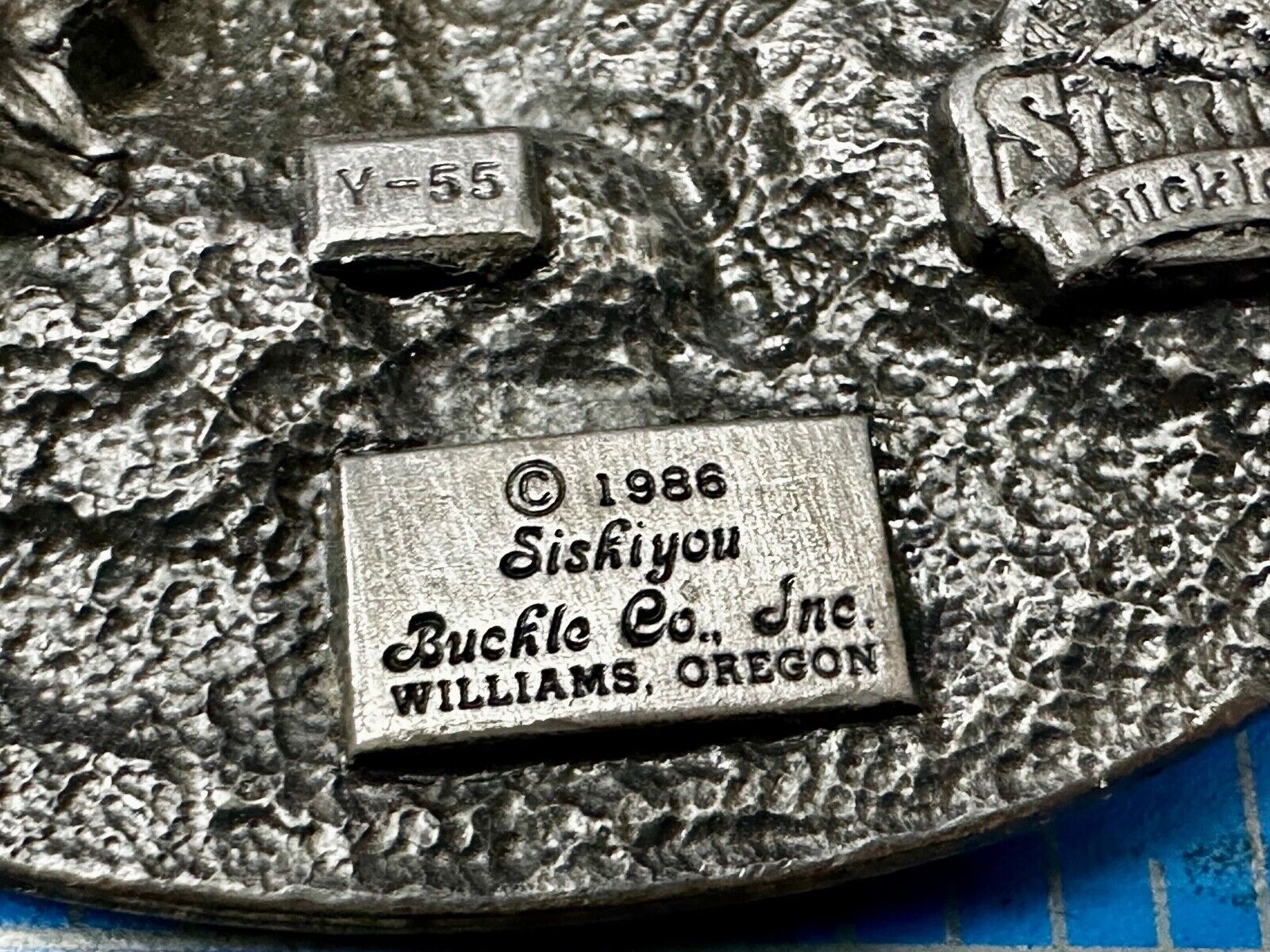 Alaska Bear drinking from stream Vintage 1986 Siskiyou V-55 Belt Buckle