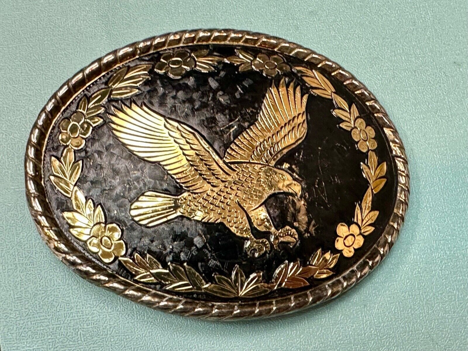 unique flying hunting diving EAGLE on western gold & black color belt buckle - W