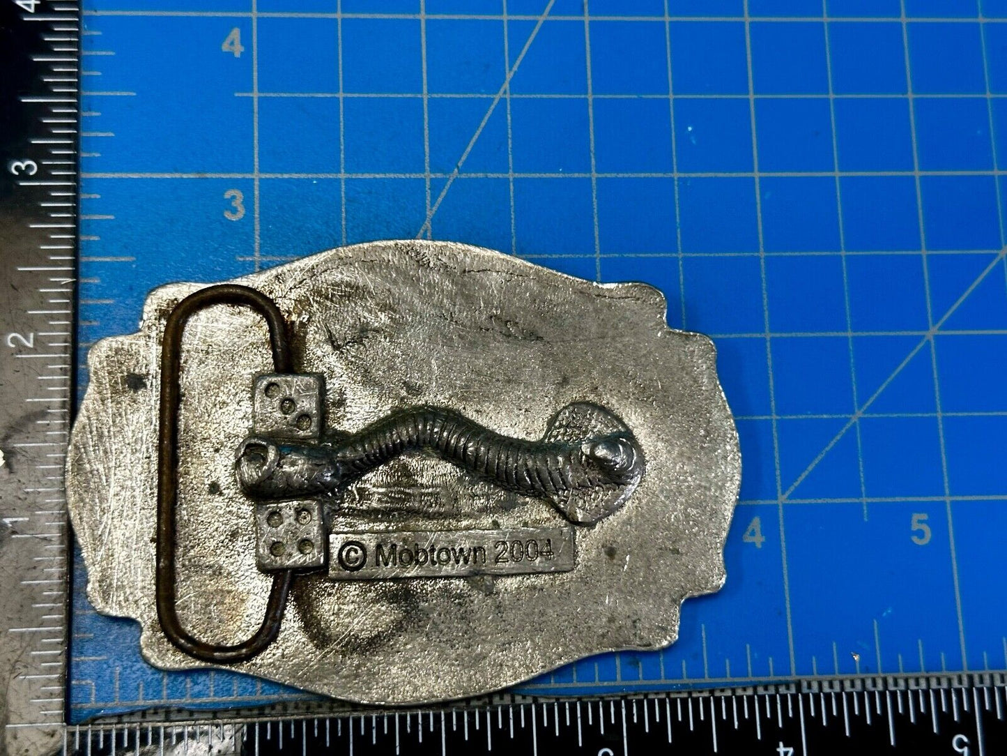 Two Guns Revolver Pistol Western Mobtown 2004 Silver Tone Belt Buckle