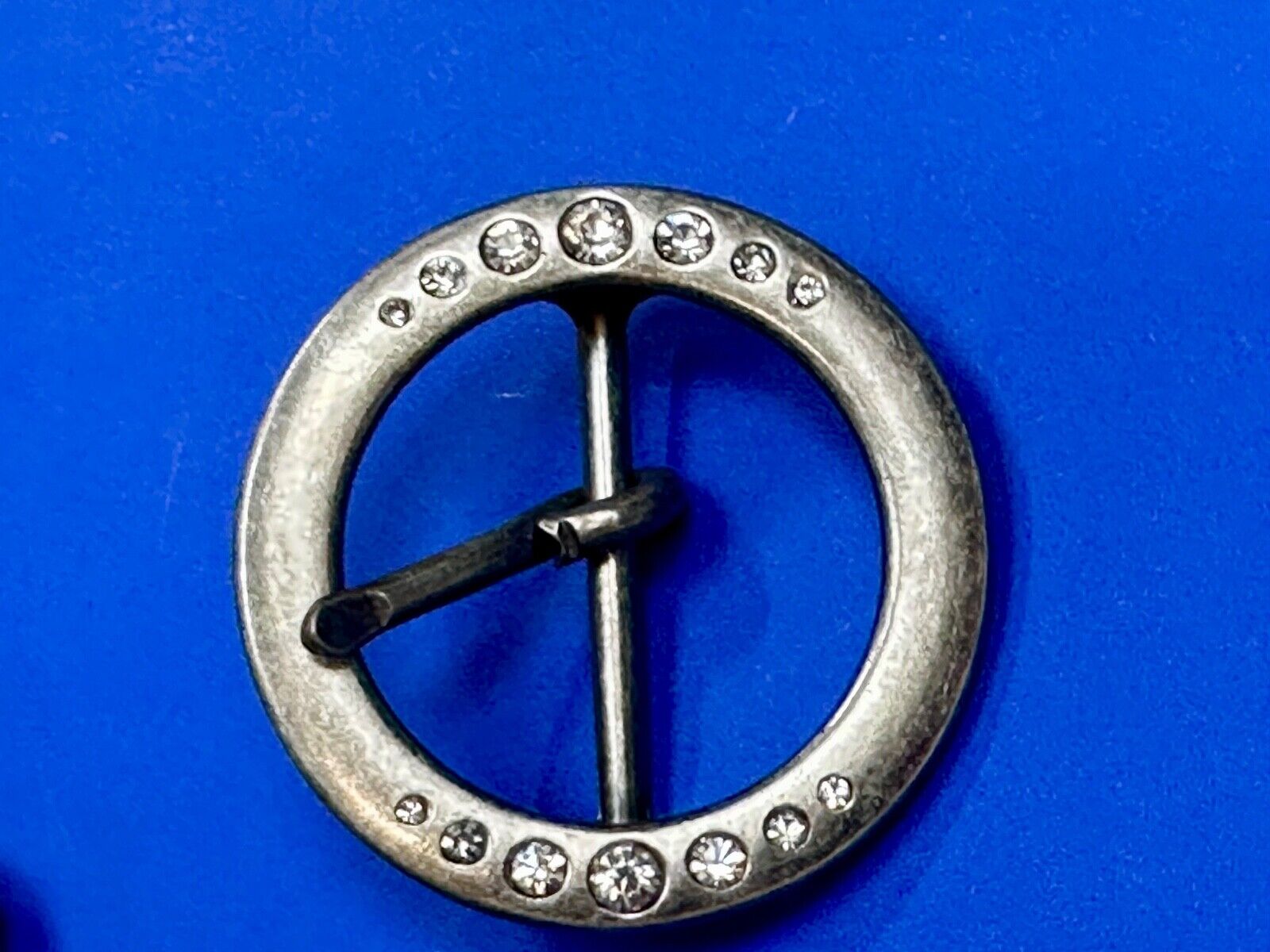2" Round silver tone belt buckle with graduated rhinestone sized