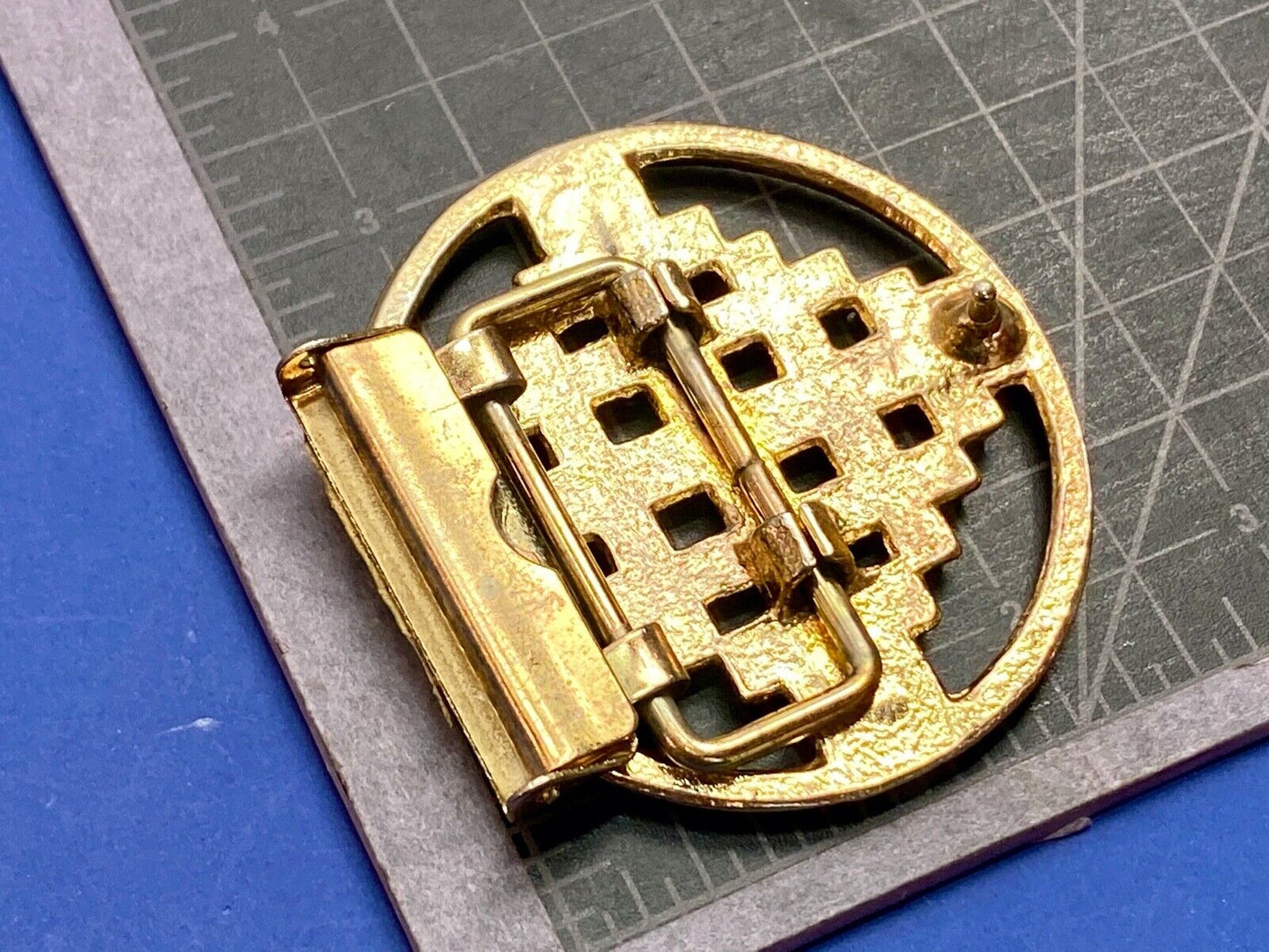 Art Deco squares pattern making up adjustable open ratchet round belt buckle 