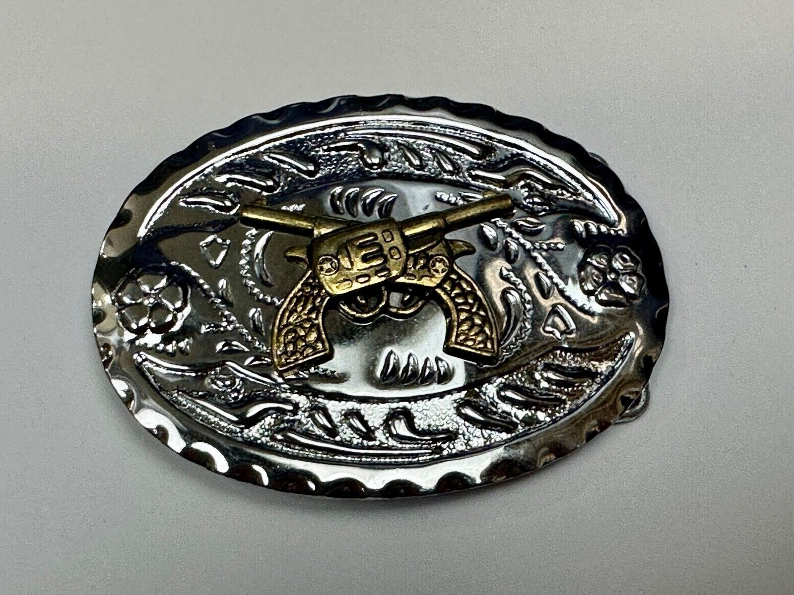 Two western crossed guns revolvers six shooters on two tone belt buckle