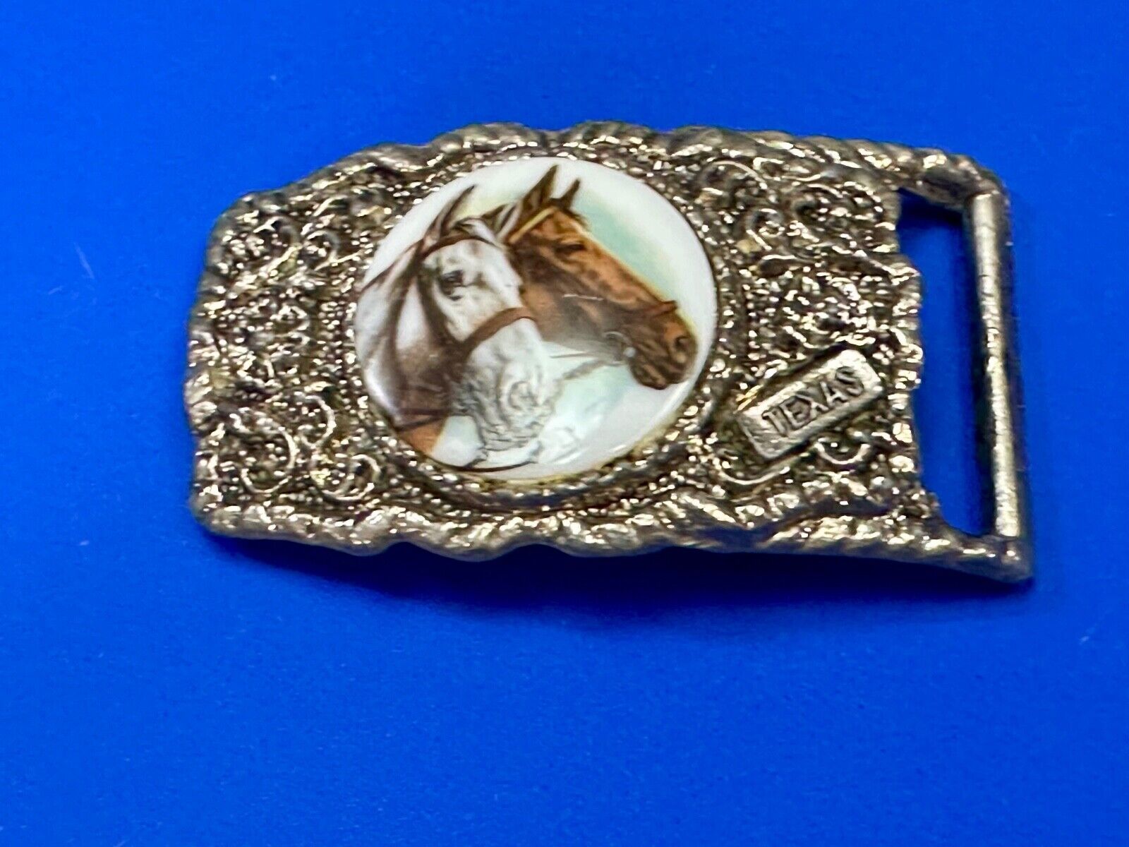 2 horses picture as centerpiece in TEXAS marked silver tone chunky belt buckle