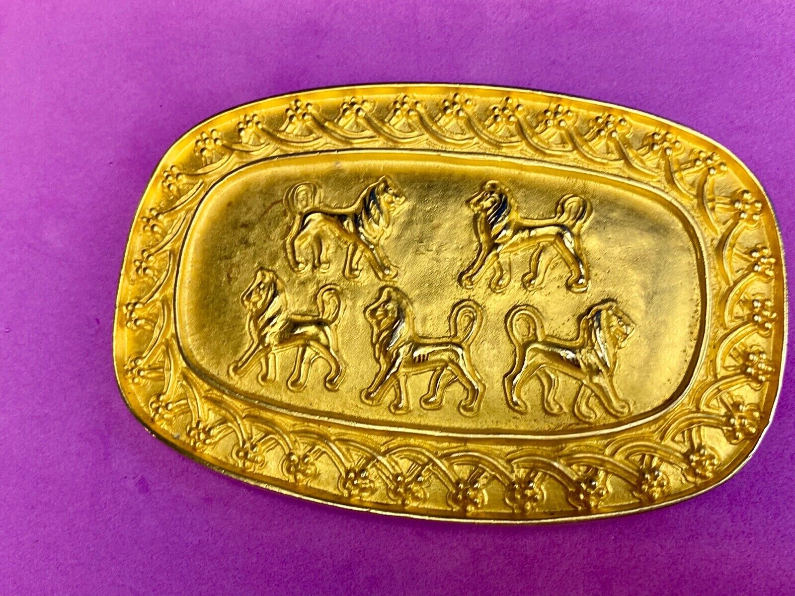 almost 5" wide, Doreen Ryan THE LION  - DR94 Vintage belt buckle 