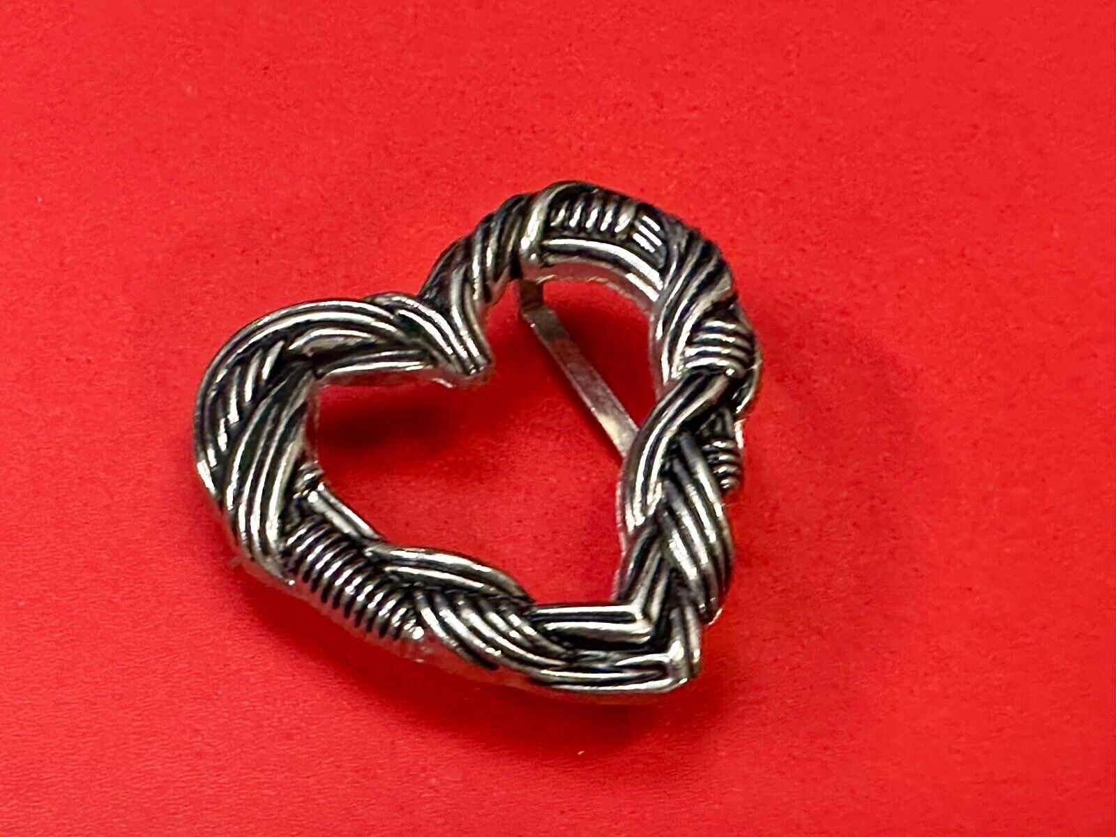 Adorable Twisted HEART - rope wire pattern small 2" wide cutout belt buckle