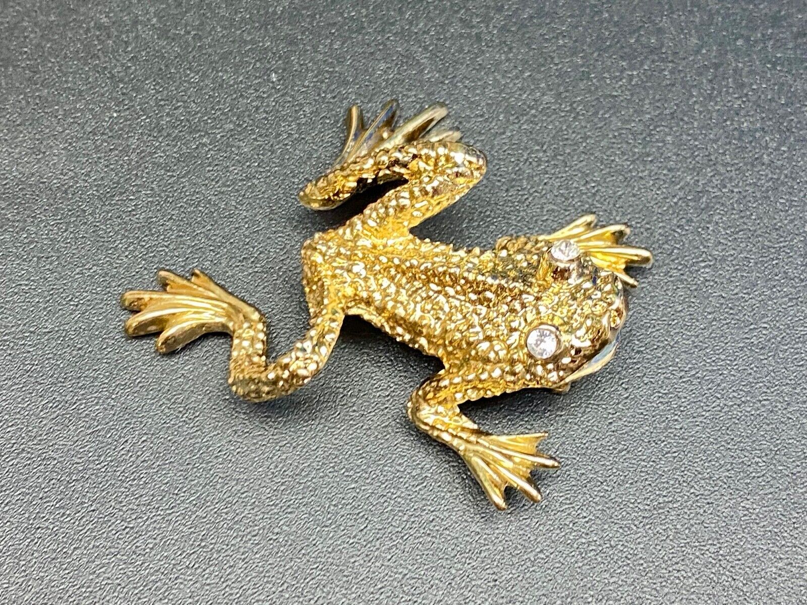 Vintage Danecraft Signed Gold Tone Frog Brooch with rhinestone eyes! 