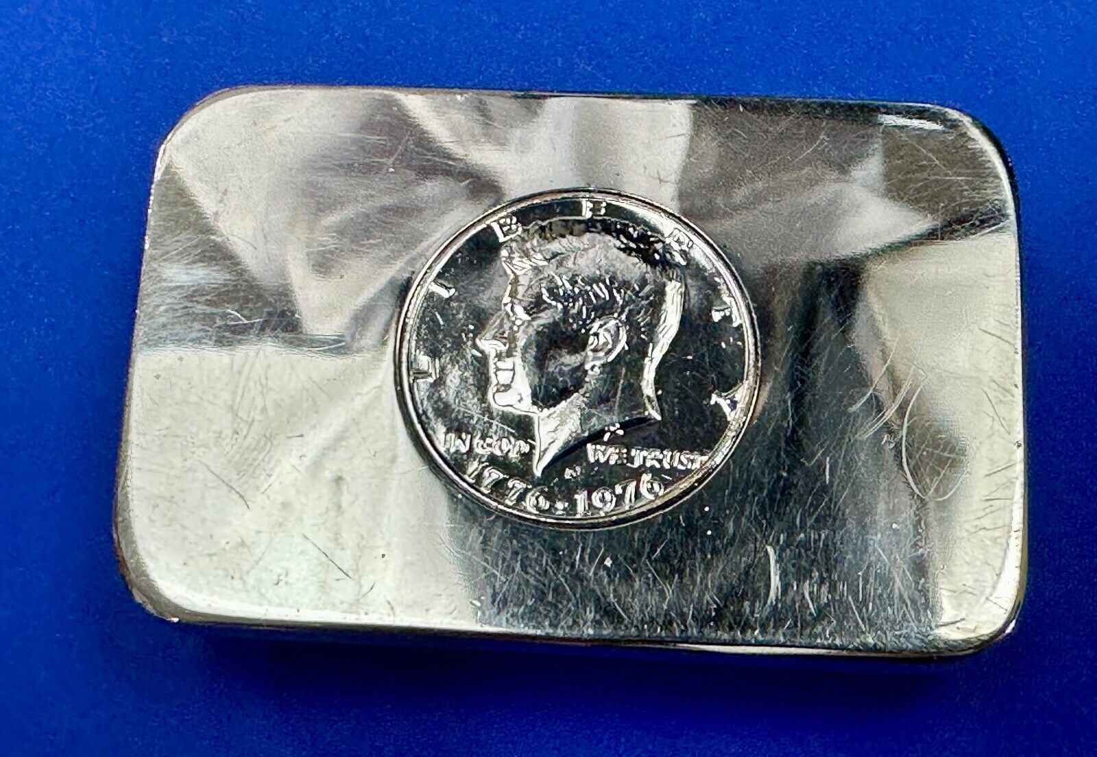 1776-1976 JOHN KENNEDY HALF DOLLAR BICENTENNIAL COIN IN SILVER TONE BELT BUCKLE