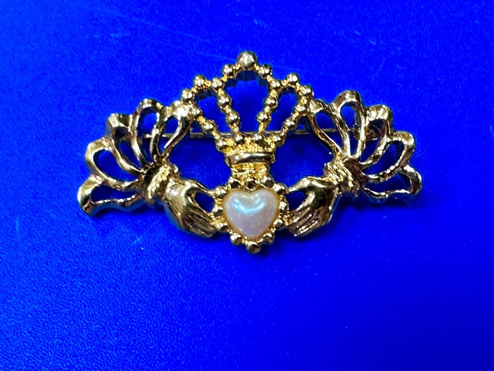 Vintage Avon Goldtone Brooch Pin Claddagh Hands Heart Crown Pearl Heart Bead
