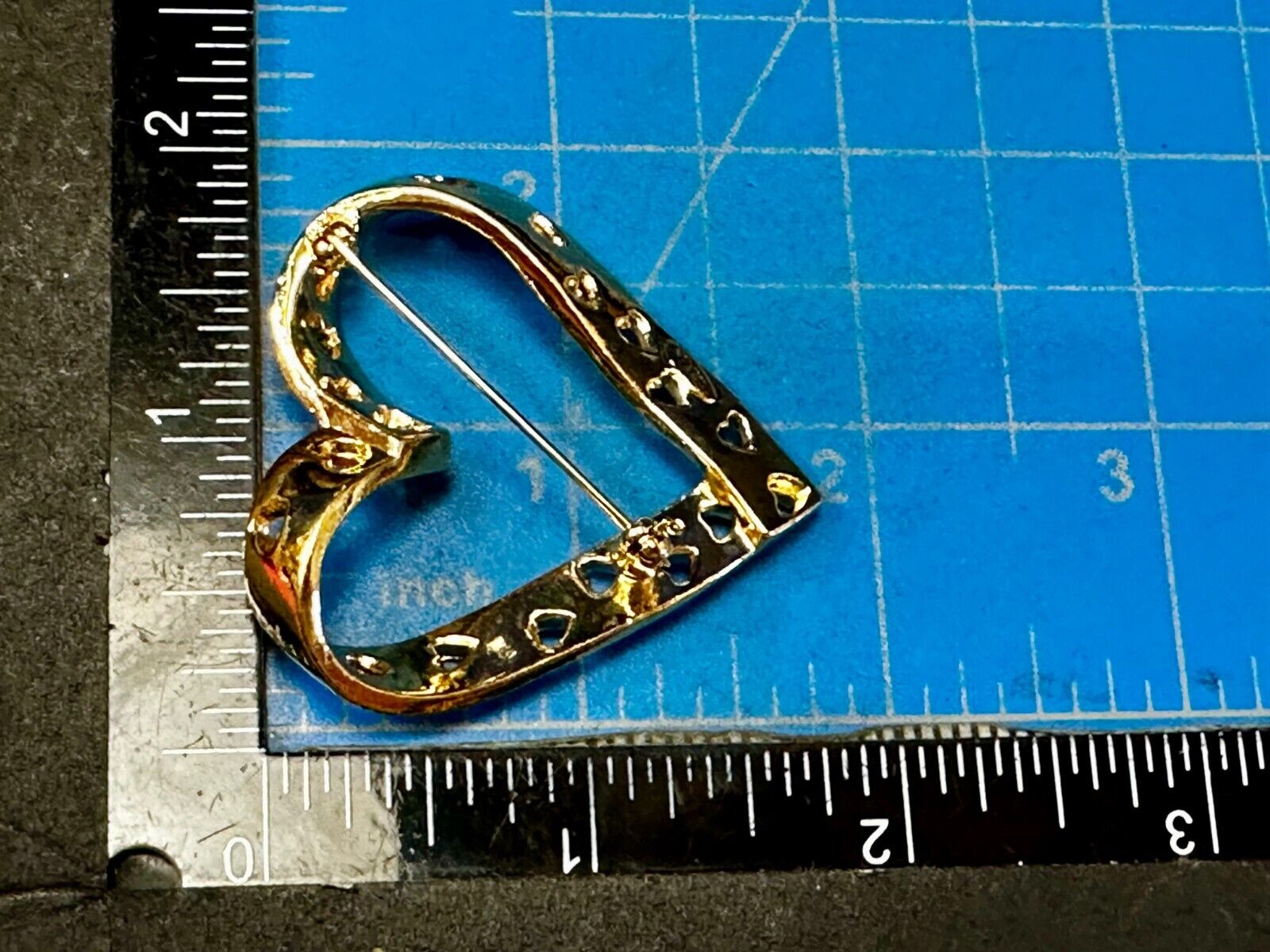 True Hearts Valentine Days Open Cutout Gold Tone Vintage Brooch Pin Signed Avon