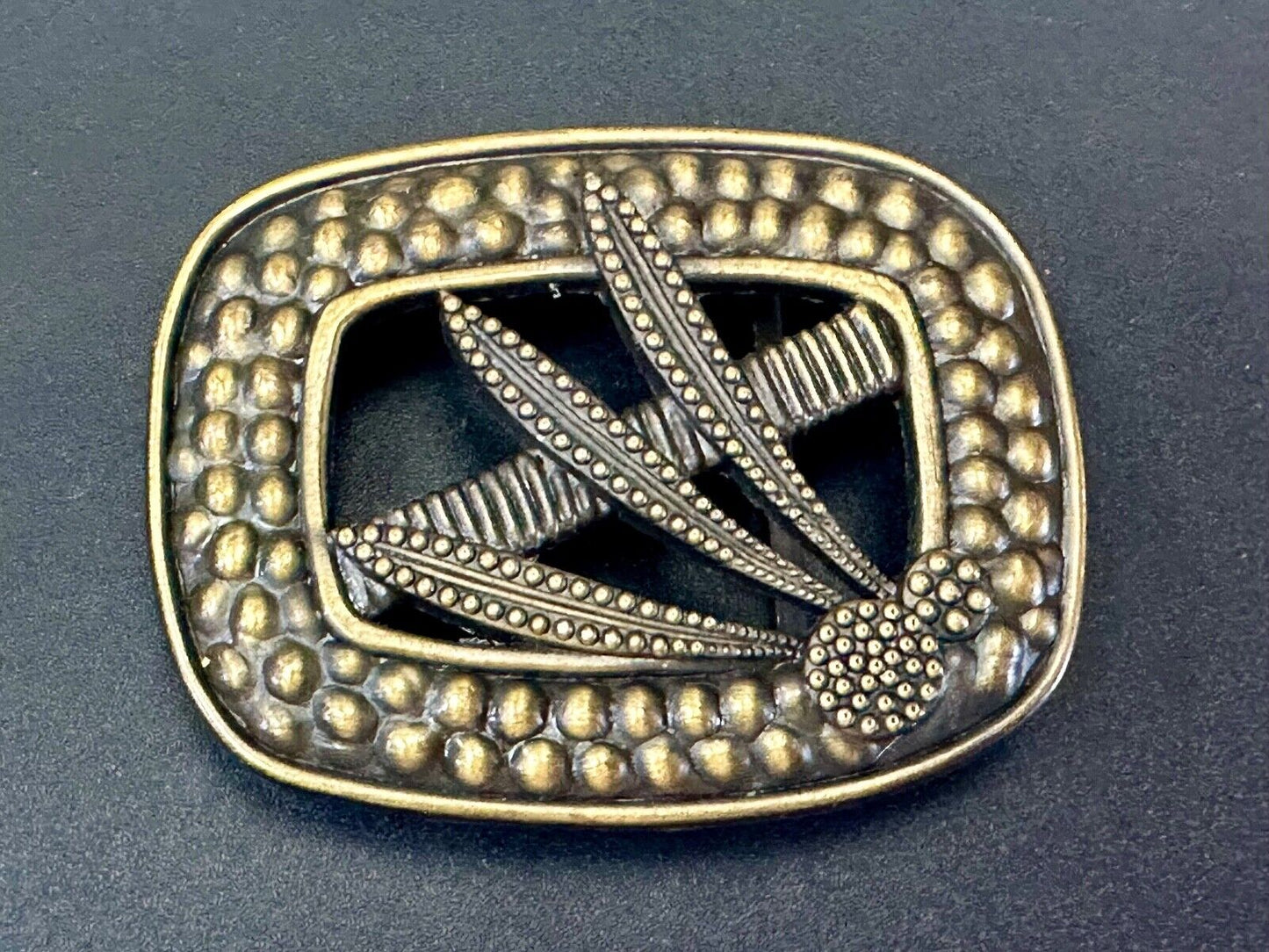Unique left corn feather pattern dimensional Belt Buckle