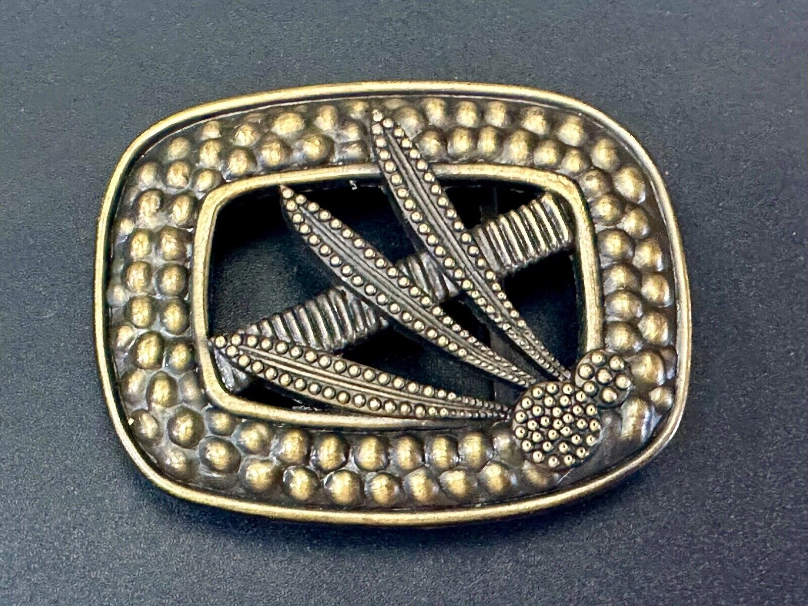 Unique left corn feather pattern dimensional Belt Buckle