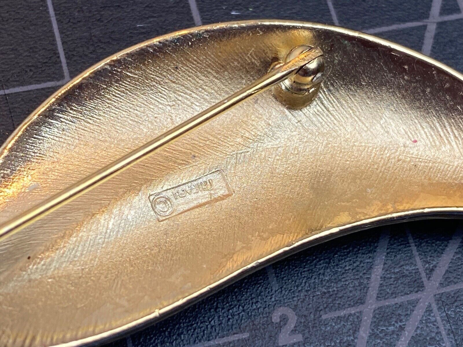 3.5 " CROWN TRIFARI signed gold tone leaf pin brooch 