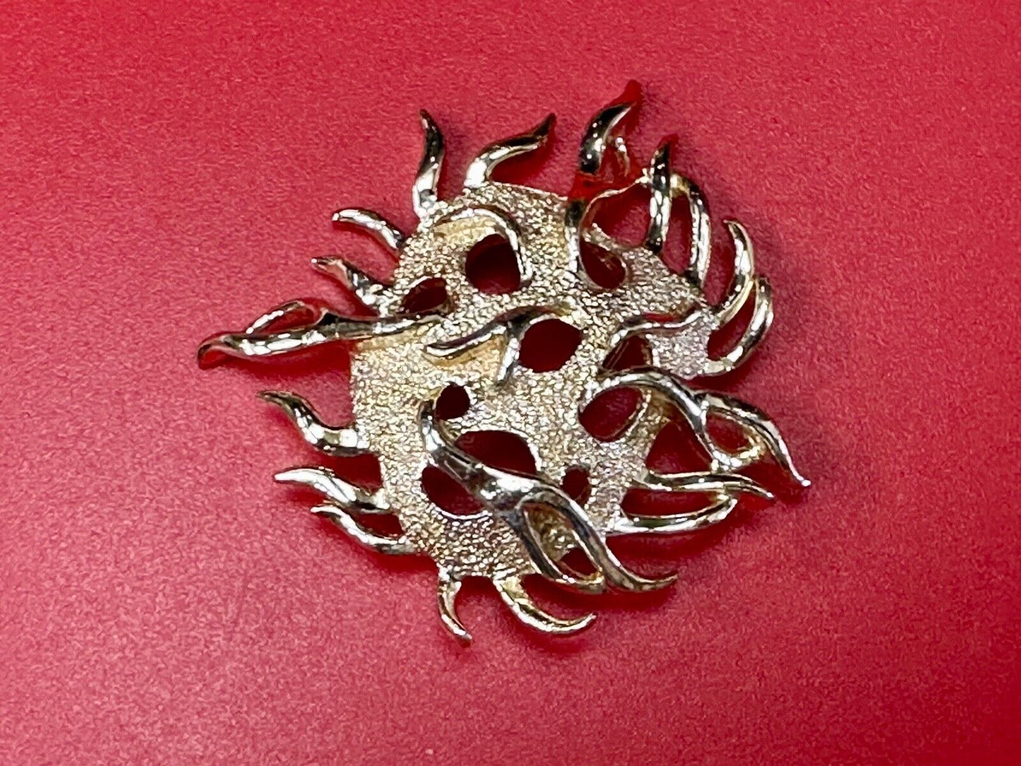 Unique Dimensional Sarah Coventry signed gold tone brooch pin