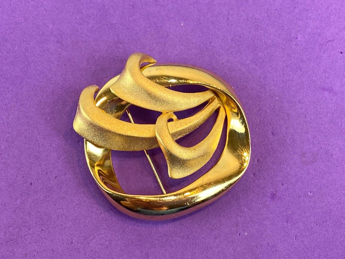 Vintage gold tone brooch round swirl pattern - leafy fern plant. 