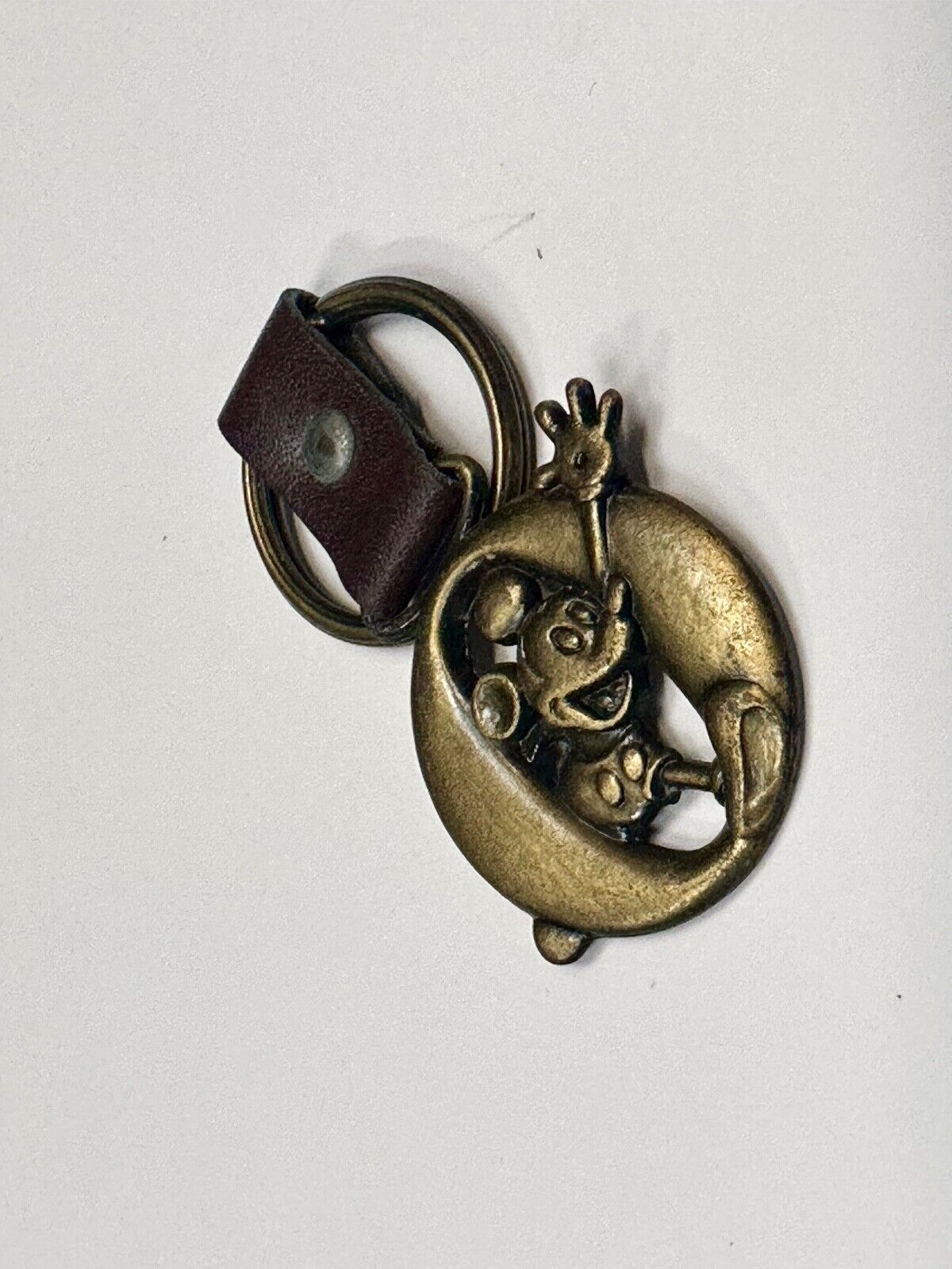 VINTAGE LETTER INITIAL O  MICKEY MOUSE DISNEY KEYCHAIN BRASS and LEATHER FOB