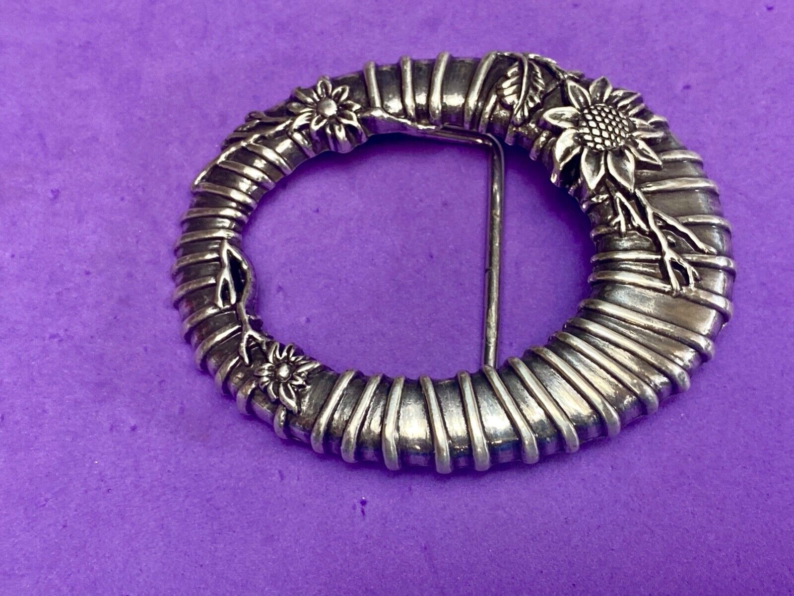 unique wire twist silver tone flower theme oval Vintage belt buckle