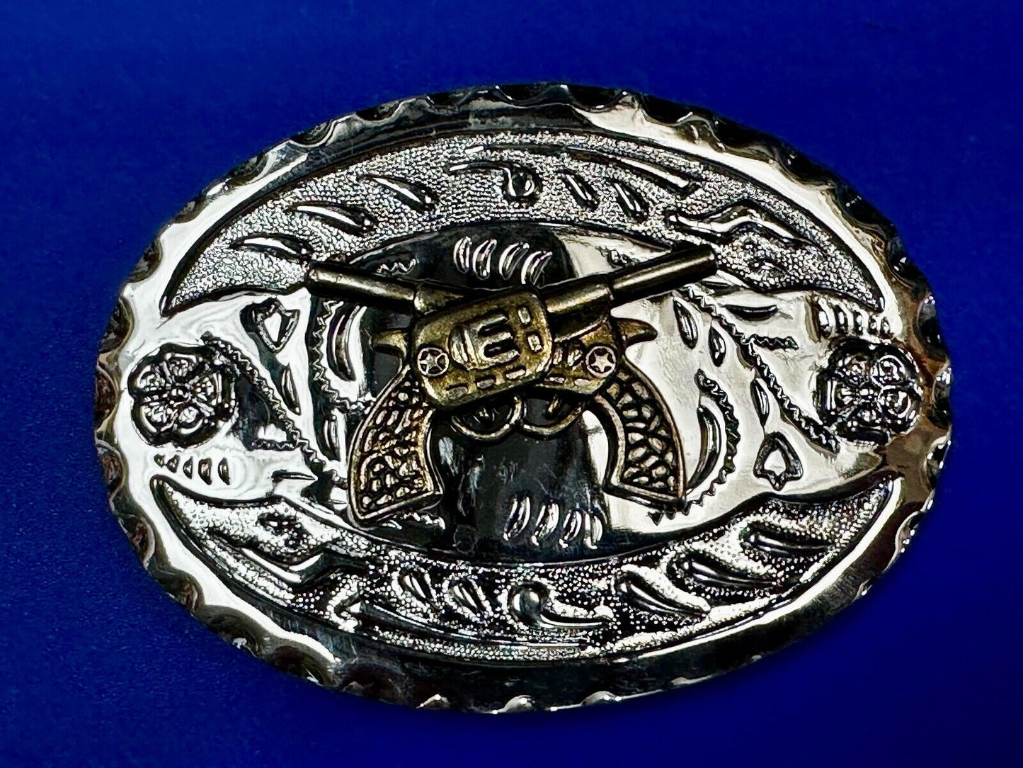 Two Gun Revolver Pistol Western Silver Tone Oval Vintage Cowboys Belt Buckle