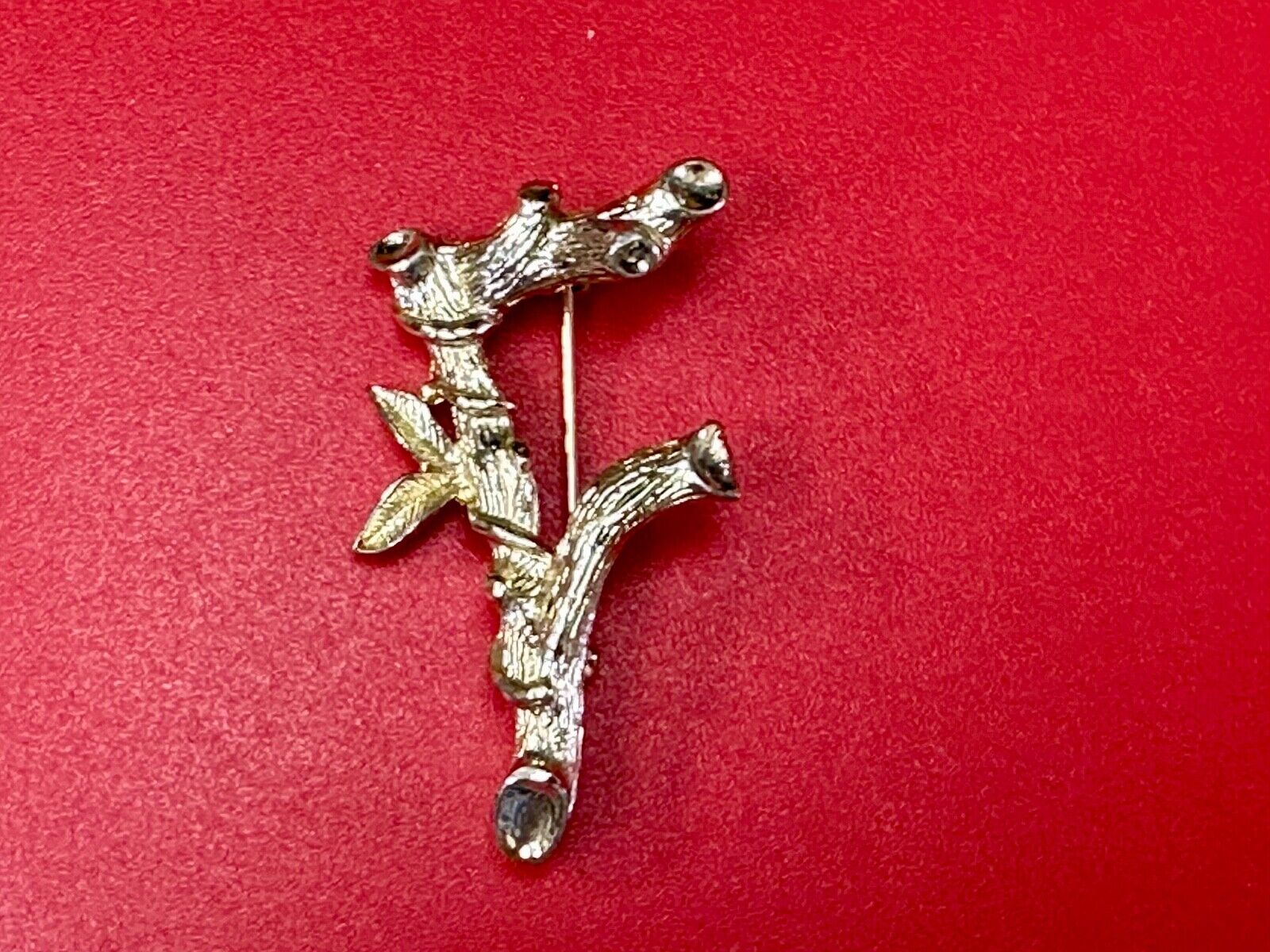 BAMBOO TWIG LETTER INITIAL " F  "  VINTAGE SARAH COVENTRY GOLDTONE BROOCH PIN
