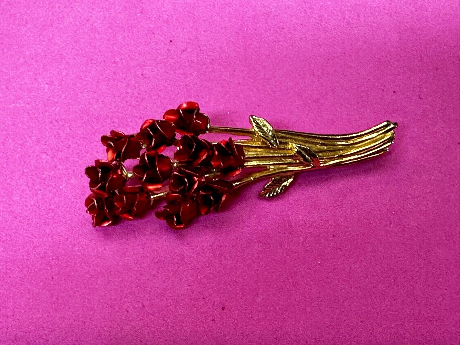 Valentines Day Gift? Red Roses Bouquet Gold Tone Brooch Pin Vintage Signed DM 97