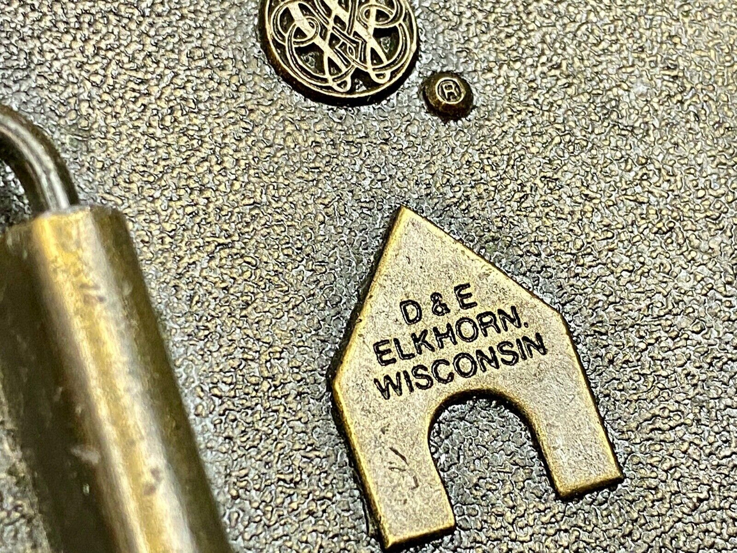 Two Dog's D&E Elkhorn Wisconsin  RARE!!  Vintage 1975 A-50 Bergamot  Belt Buckle