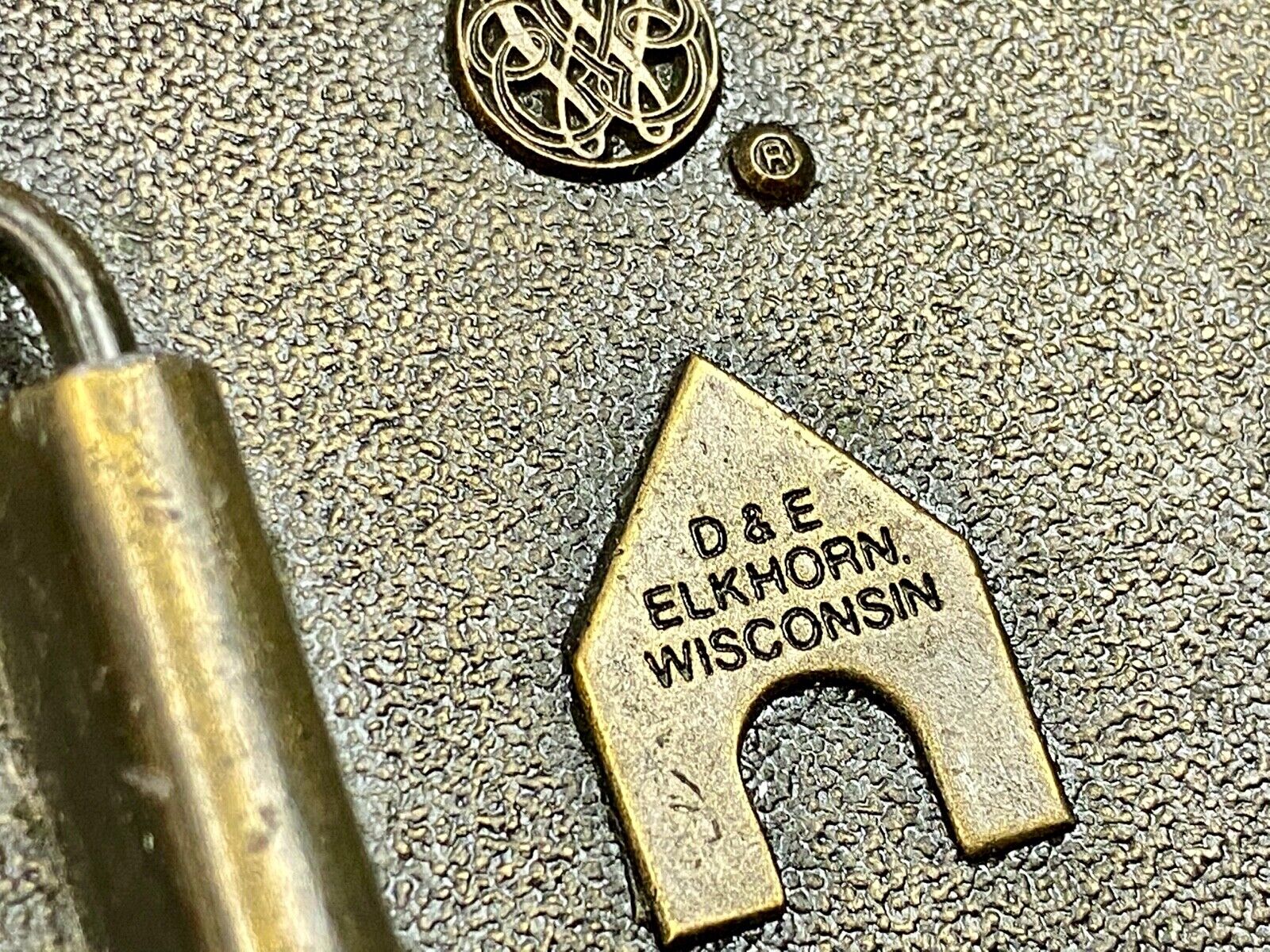 Two Dog's D&E Elkhorn Wisconsin  RARE!!  Vintage 1975 A-50 Bergamot  Belt Buckle