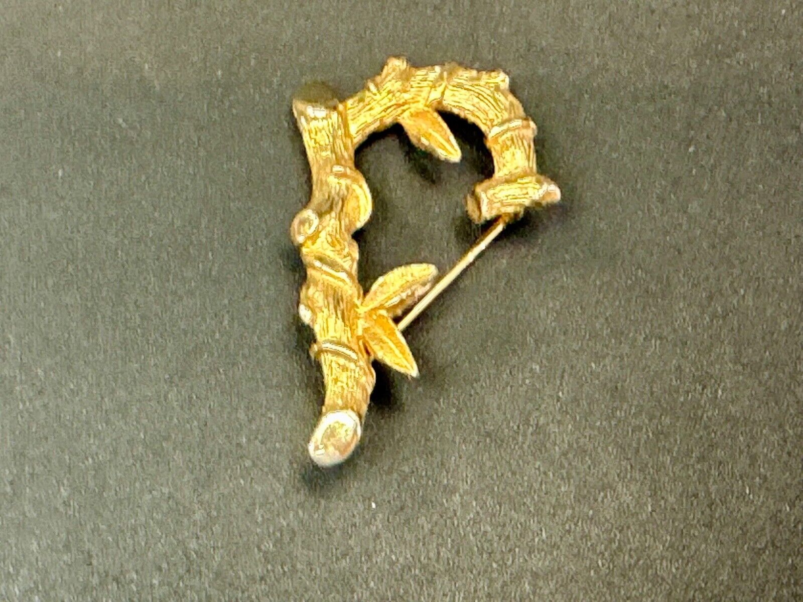 BAMBOO TWIG LETTER INITIAL " R  "  VINTAGE SARAH COVENTRY GOLDTONE BROOCH PIN