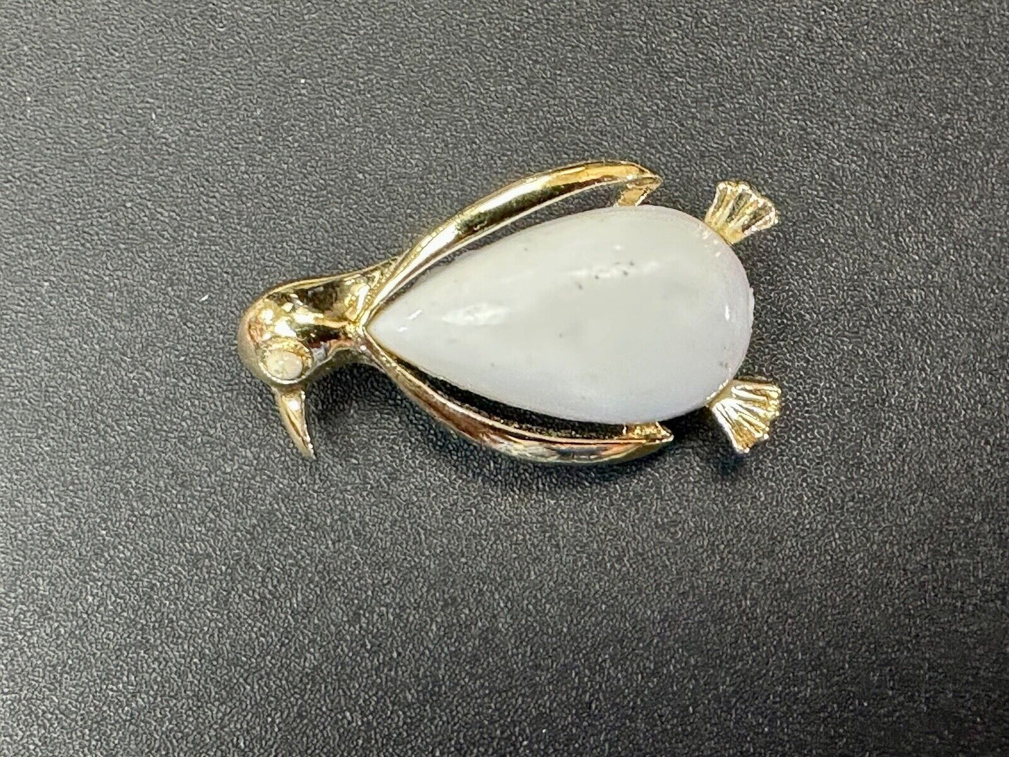Adorable Penguin Gerrys vintage gold tone white belly brooch pin