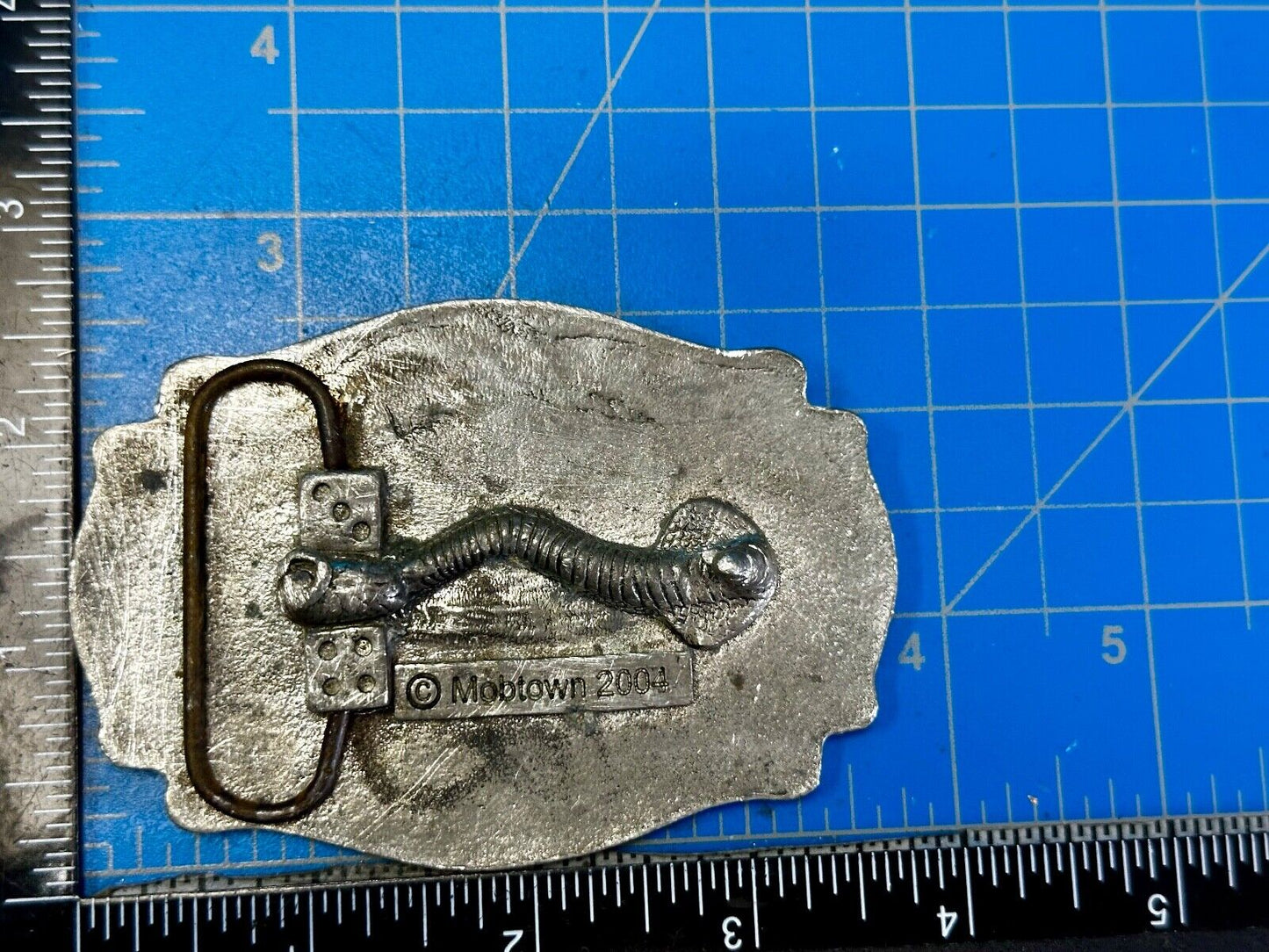 Two Guns Revolver Pistol Western Mobtown 2004 Silver Tone Belt Buckle