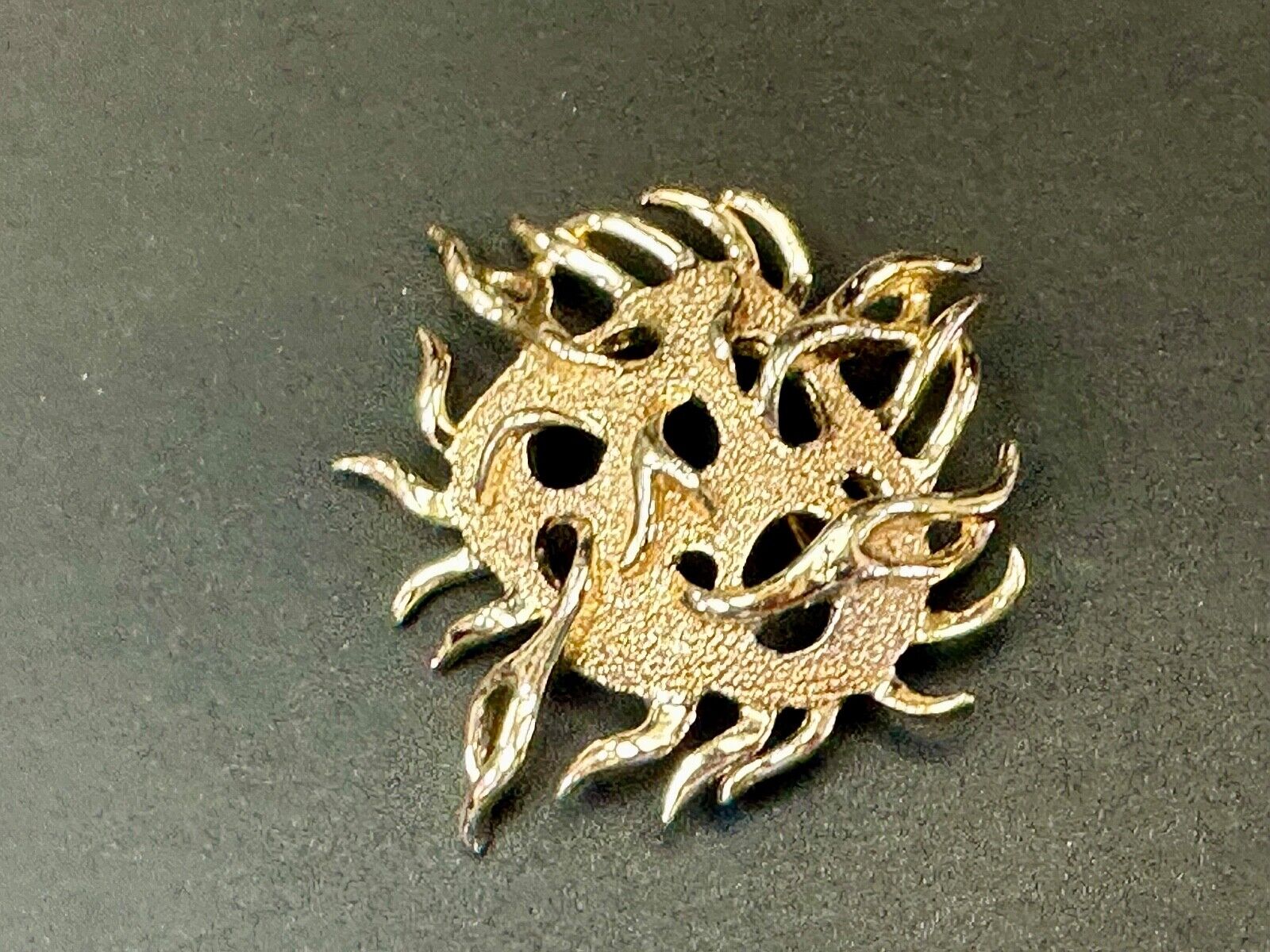 Unique Dimensional Sarah Coventry signed gold tone brooch pin
