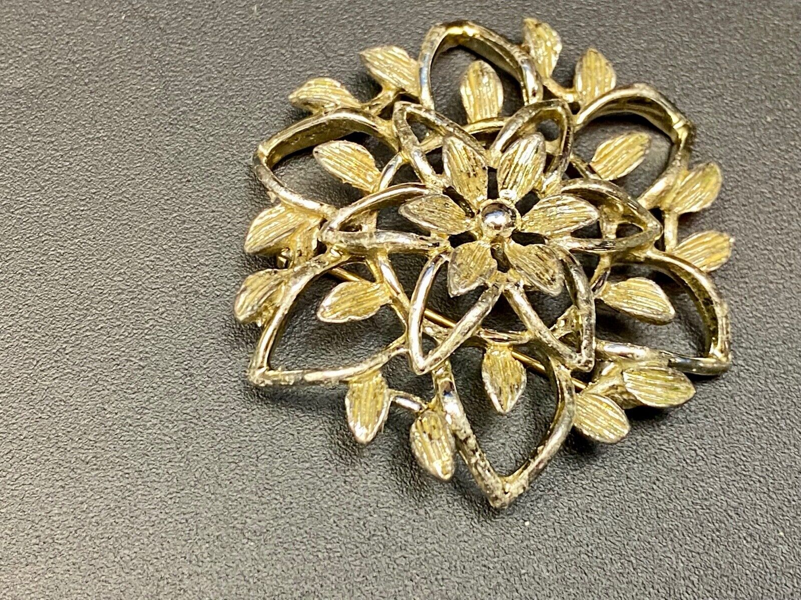VINTAGE  SARAH COVENTRY SILVER TONE SEE THROUGH LEAF BROOCH