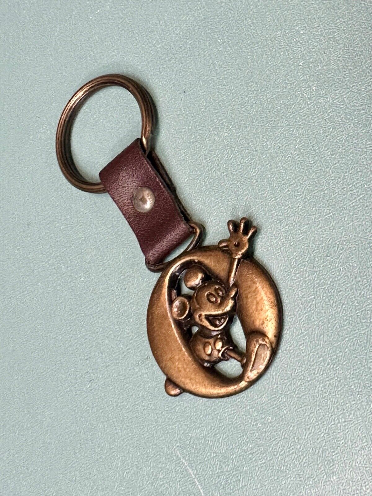 VINTAGE LETTER INITIAL O  MICKEY MOUSE DISNEY KEYCHAIN BRASS and LEATHER FOB