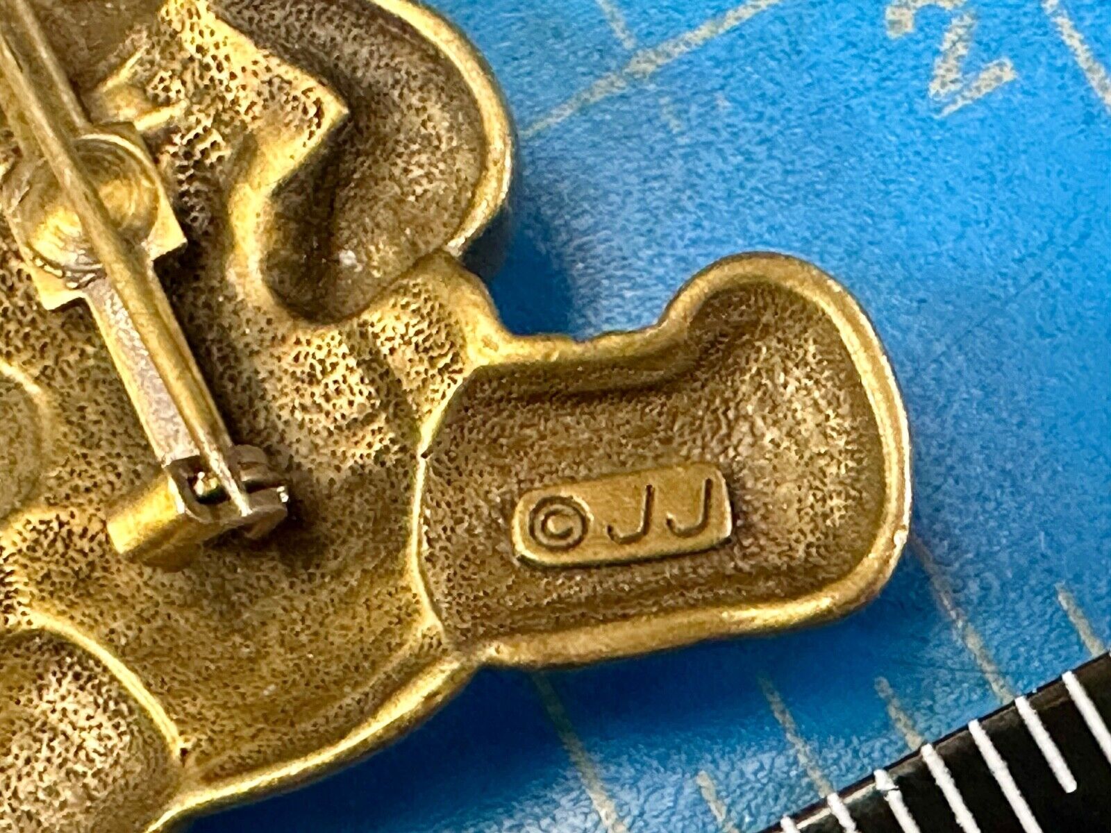 Adorable Two tone Teddy Bear with blocks JJ Signed vintage brooch pin