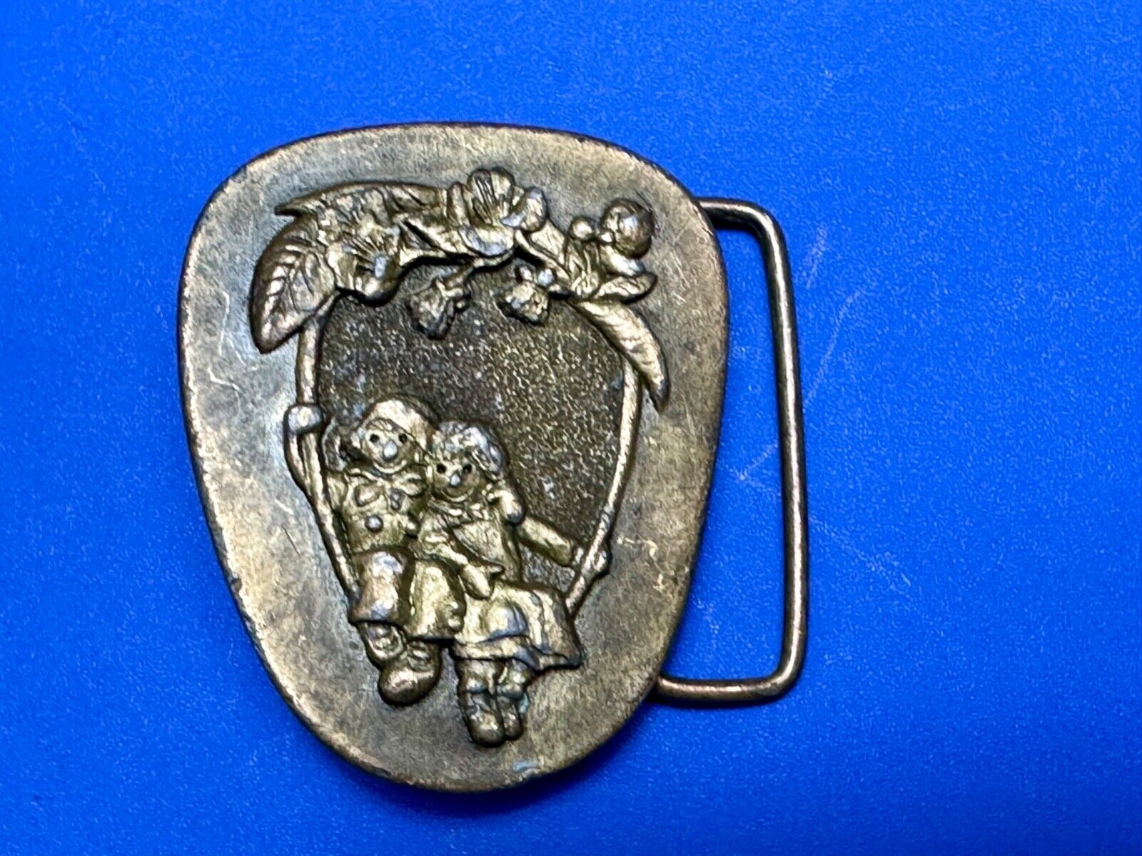 Adorable Raggedy Ann and Andy kids couple Vintage 1976 belt buckle B-98