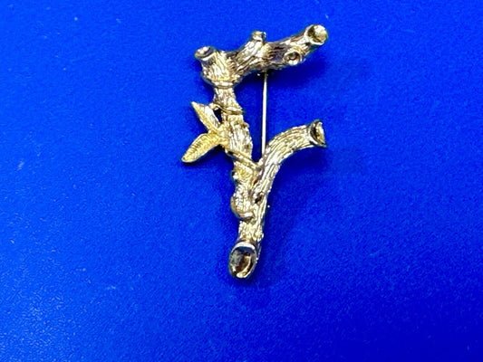 BAMBOO TWIG LETTER INITIAL " F  "  VINTAGE SARAH COVENTRY GOLDTONE BROOCH PIN