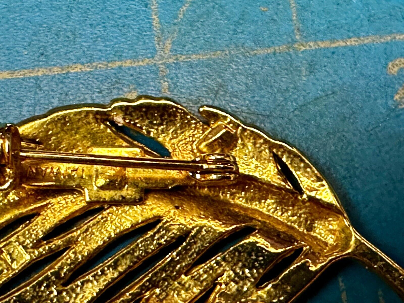 Vintage Leather Feather Textured Gold Tone Brooch Pin Marked Taiwan 1320