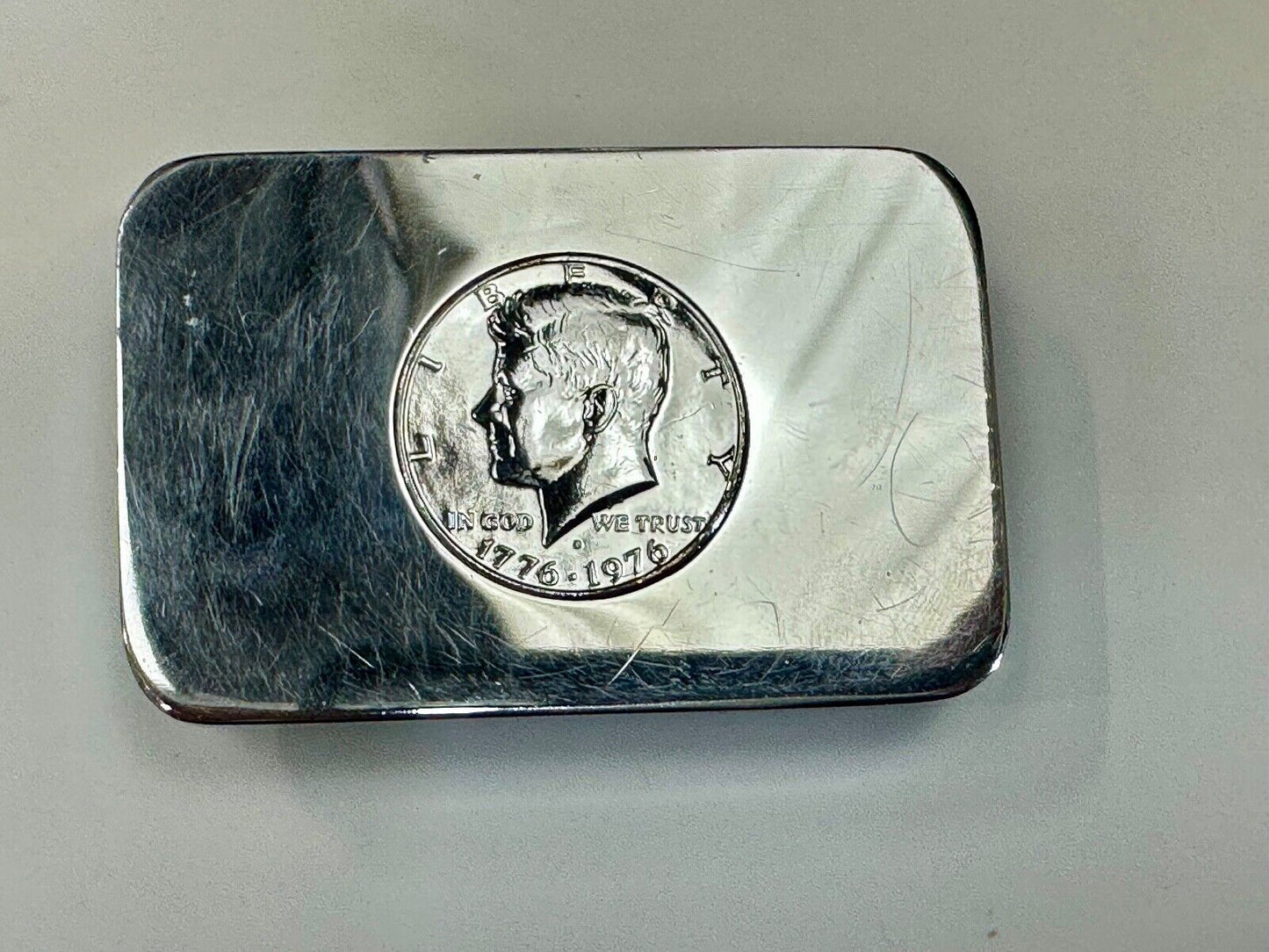 1776-1976 JOHN KENNEDY HALF DOLLAR BICENTENNIAL COIN IN SILVER TONE BELT BUCKLE