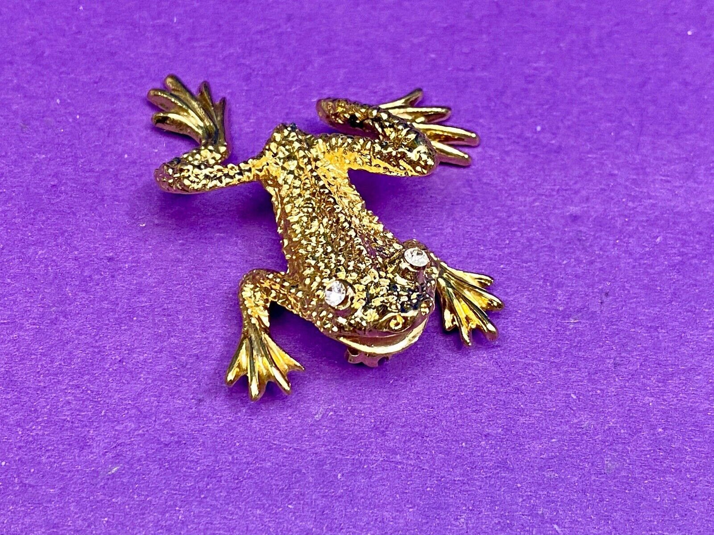 Vintage Danecraft Signed Gold Tone Frog Brooch with rhinestone eyes! 