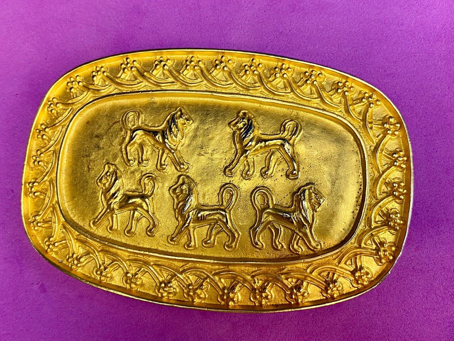 almost 5" wide, Doreen Ryan THE LION  - DR94 Vintage belt buckle 