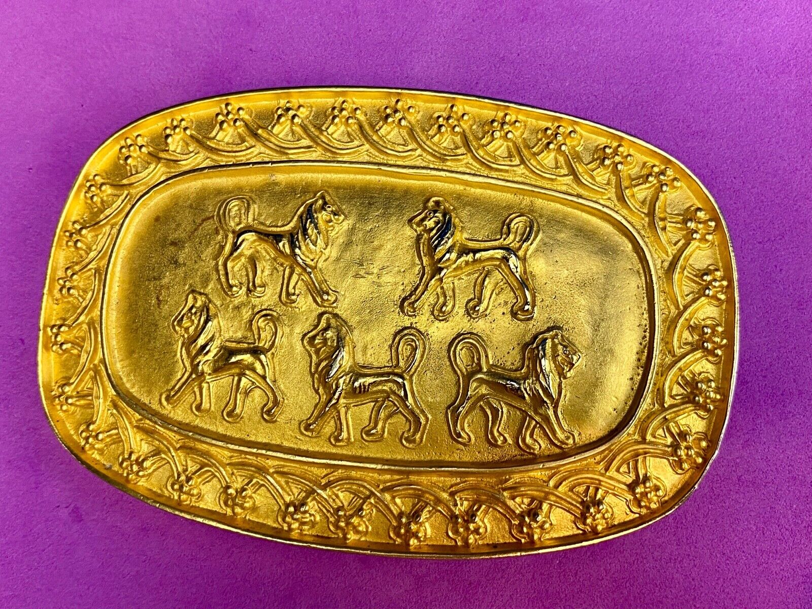 almost 5" wide, Doreen Ryan THE LION  - DR94 Vintage belt buckle 