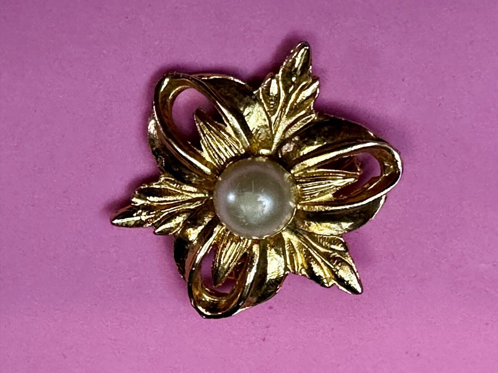 Beautiful Flower W/ Faux? Pearl Center Openwork Gold Tone Brooch Pin Marked 1100