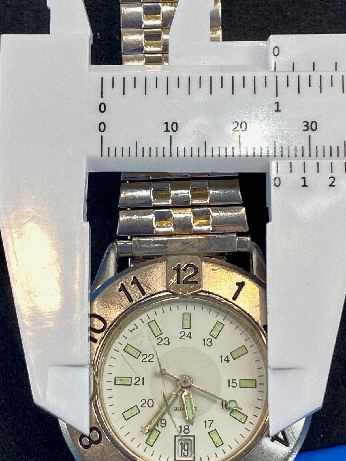 Avon 1" Wide Silver Tone Watch With Date  - Fresh Battery. - Unique Shape 