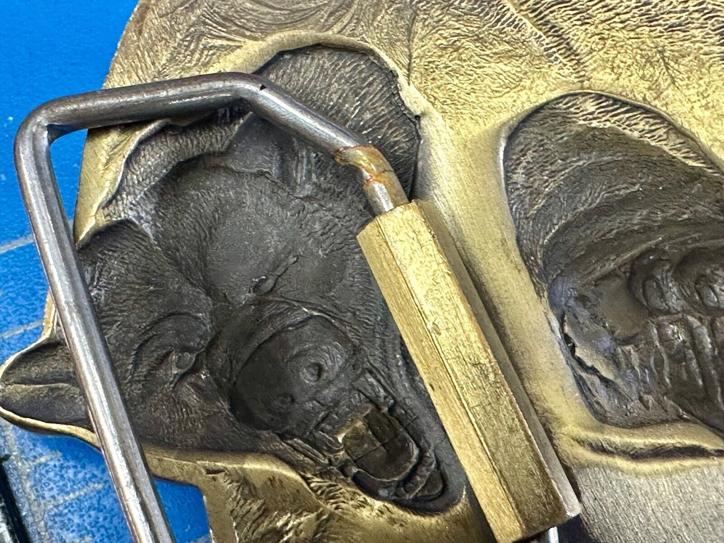 Attacking Grizzly BEAR - Paw reaching out 3D figural belt buckle