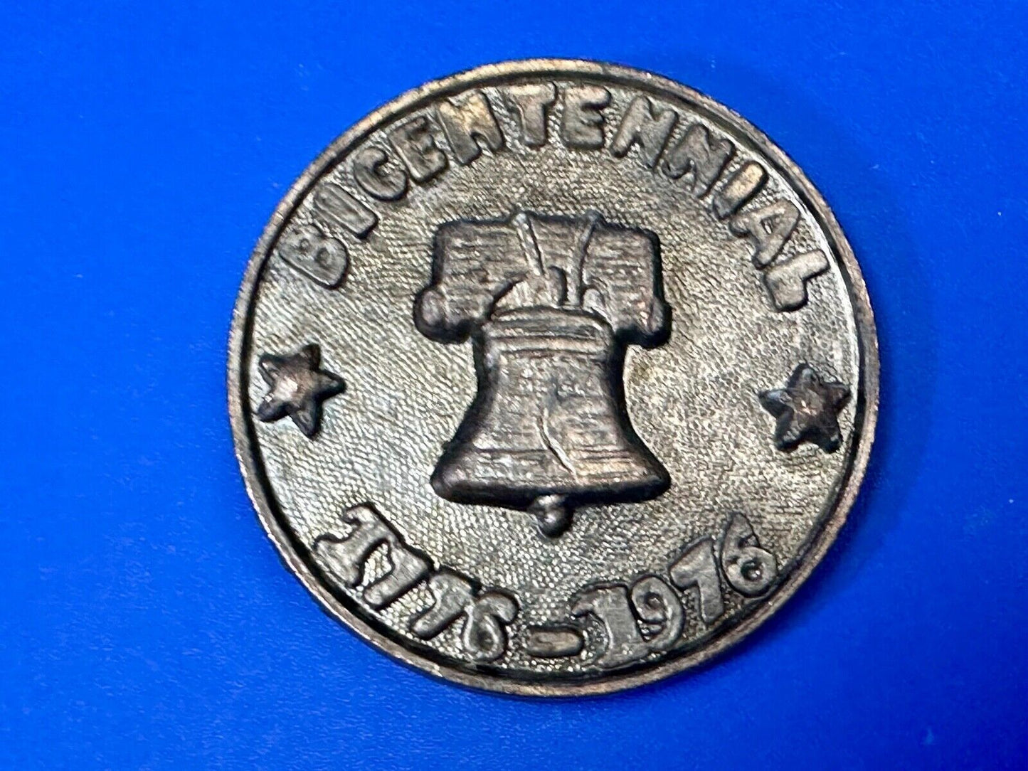 Vintage Liberty Bell Bicentennial 1976 round belt buckle