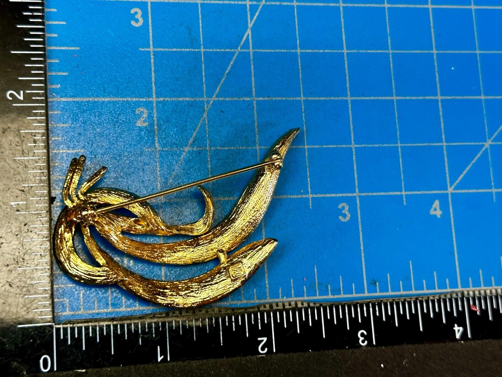 Abstract Leaf Pattern Vintage Textured Gold Tone Brooch Pin Signed by M