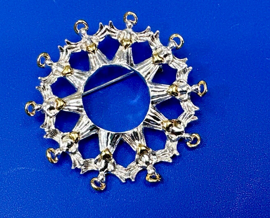 Angles in Circular pattern holiday wreath Avon signed vintage brooch pin