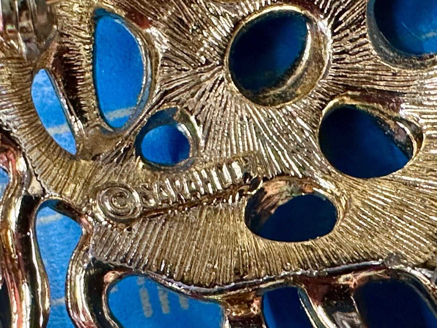 Unique Dimensional Sarah Coventry signed gold tone brooch pin
