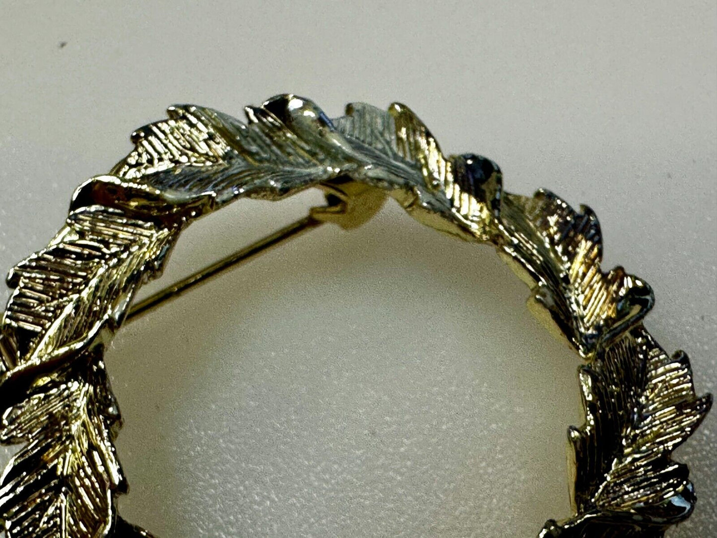 Vintage Gerrys Gold Tone Textured Leaf Leaves Round Wreath Brooch Pin