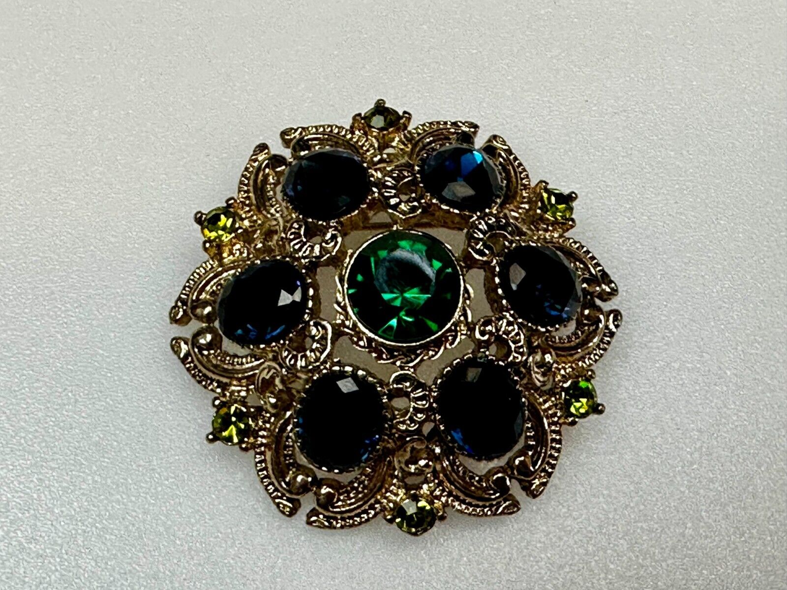 Beautiful Round Flower Shaped Blue Green Rhinestone Brooch Pin Signed by SQUIRE