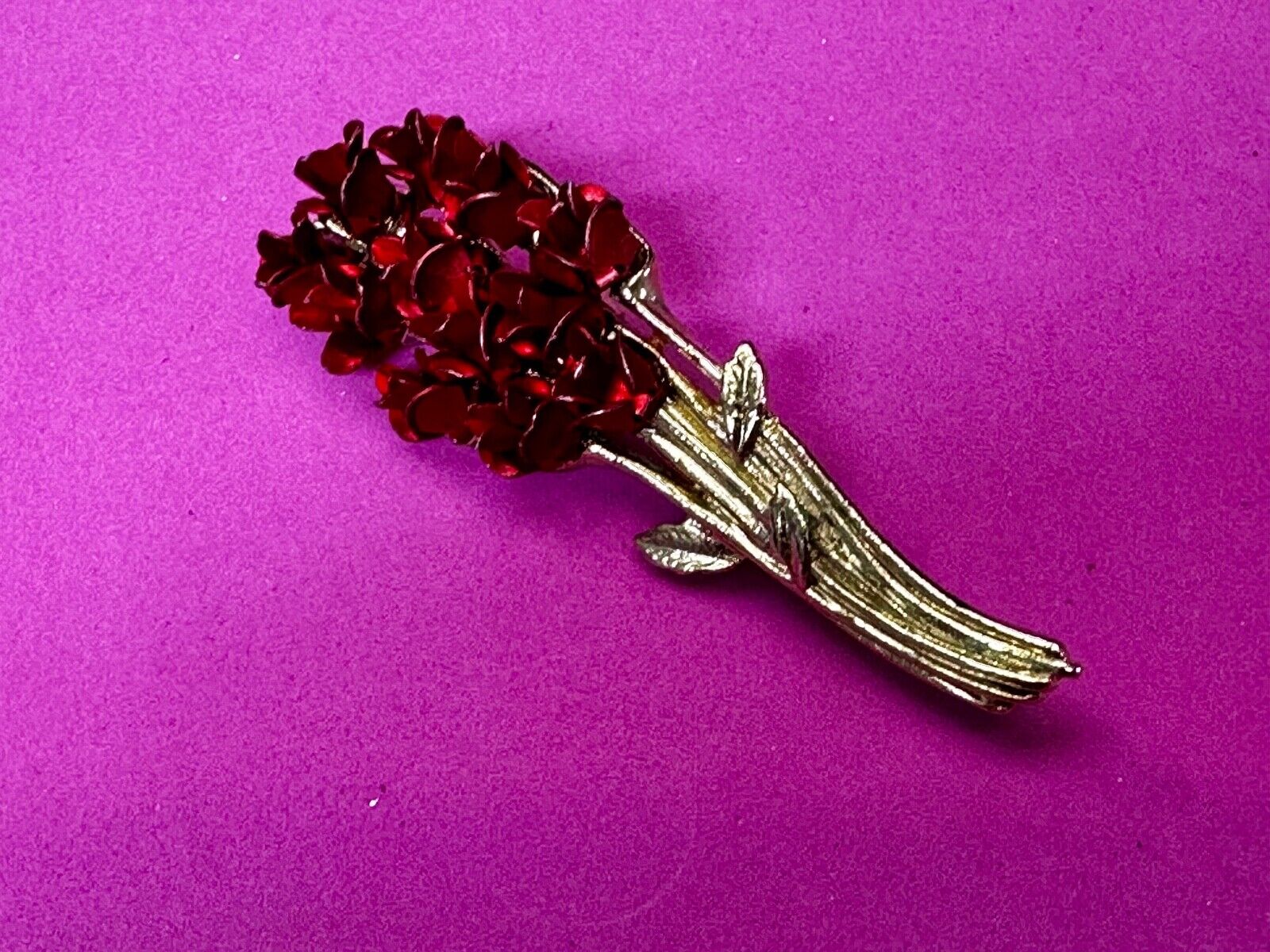 Valentines Day Gift? Red Roses Bouquet Gold Tone Brooch Pin Vintage Signed DM 97