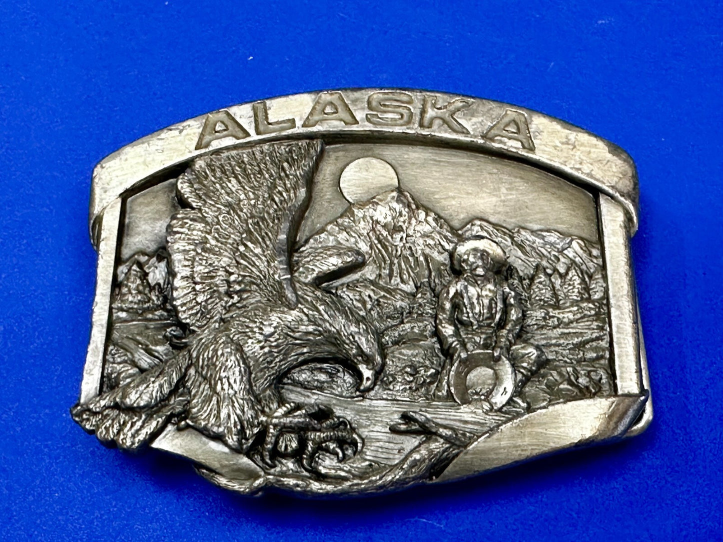 ALASKA Gold Panning Miner Eagle Mountain Scene Vintage 1984 Siskiyou Belt Buckle